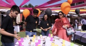 Founder of Helping Feet Initiative Sumeir Bhatia (2nd fm left) , with members of his team at The Festive Lane Exhibition, where he rallied around exhibitors to raise funds for buying footwear for needy children.