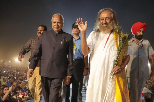 Gurudev Sri Sri Ravi Shankar and Governor Punjab Sh. Banwari Lal Purohit at the 'Mahasatsang' event held at the site of 'The Wellness City' coming up on the Chandigarh - Patiala Road. (3)