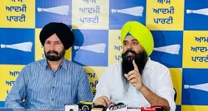 Gandhis and Badals focused on protecting their political future instead of defending democracy: AAP https://bit.ly/3Q0bMaZ