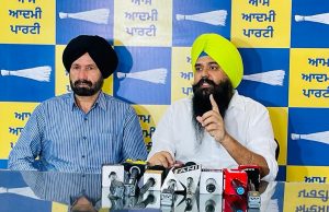 Gandhis and Badals focused on protecting their political future instead of defending democracy: AAP https://bit.ly/3Q0bMaZ