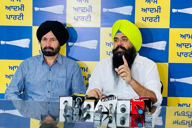 Gandhis and Badals focused on protecting their political future instead of defending democracy: AAP https://bit.ly/3Q0bMaZ