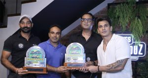 Prince Narula(extreme right) and Sahil Baweja, Director Roadies Koffeehouz(on Prince's right) honour car racing and off roading specialist Kabir Warraich(2nd from left).