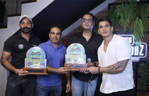 Prince Narula(extreme right) and Sahil Baweja, Director Roadies Koffeehouz(on Prince's right) honour car racing and off roading specialist Kabir Warraich(2nd from left).