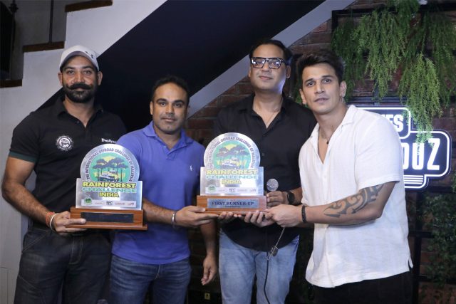 Prince Narula(extreme right) and Sahil Baweja, Director Roadies Koffeehouz(on Prince's right) honour car racing and off roading specialist Kabir Warraich(2nd from left).