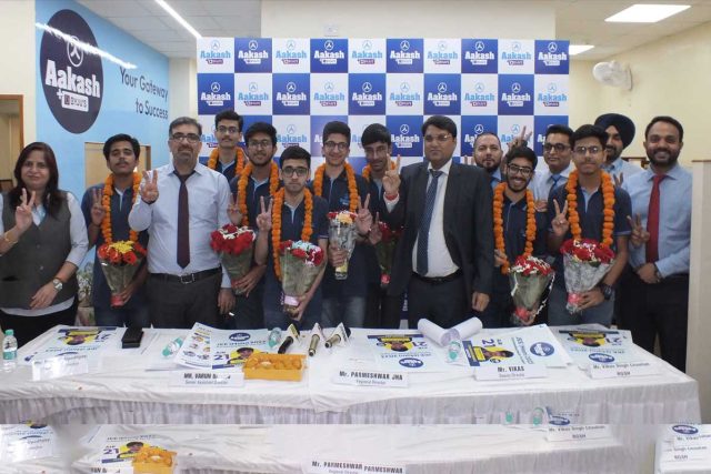 Students of Aakash BYJU'S who have got top ranks in the IIT JEE (Mains) 2023 examination pose with officials of the senior management of Aakash BYJU'S in Chandigarh